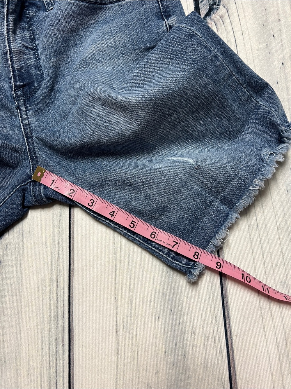 Seven7 Women’s Distressed Jean Shorts Size 10 - Picture 5 of 7